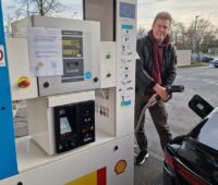 Frank Stuckstedte von der Initiative H2-Infrastruktur Deutschland an einer Wasserstofftankstelle, er hat eine Petition gegen den Rückbau von Wasserstofftankstellen in Deutschland gestartet.