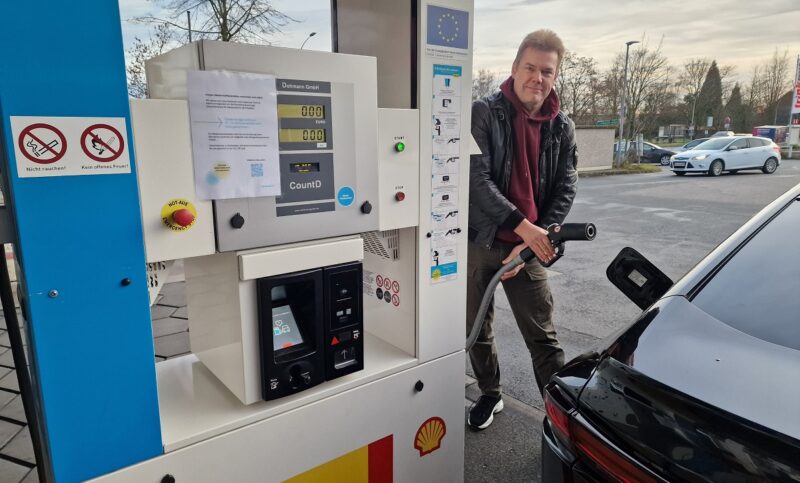 Frank Stuckstedte von der Initiative H2-Infrastruktur Deutschland an einer Wasserstofftankstelle, er hat eine Petition gegen den Rückbau von Wasserstofftankstellen in Deutschland gestartet.