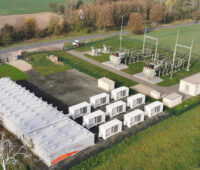 Container auf einem Platz: sie enthalten Batteriespeicher