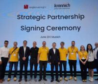 Menschen auf einem Messestand der Intersolar 2026, Krannich Solar nimmt Sigenstor- und Sigenstack-Batteriespeicher und Ladelösungen von Sigenergy ins Portfolio auf.
