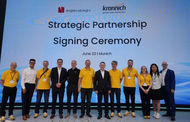 Menschen auf einem Messestand der Intersolar 2026, Krannich Solar nimmt Sigenstor- und Sigenstack-Batteriespeicher und Ladelösungen von Sigenergy ins Portfolio auf.