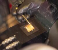 In Bild eine organische Solarzelle im Teststand, Forscher:innen wollen organische Solarzellen konkurrenzfähig machen.