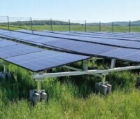 Eine Photovoltaik-Freiflächenanlage, die mit dem Photovoltaik-Freiflächen-Montagesystem Aero terra von Lorenz installiert wurde.