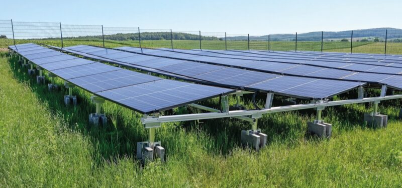 Eine Photovoltaik-Freiflächenanlage, die mit dem Photovoltaik-Freiflächen-Montagesystem Aero terra von Lorenz installiert wurde.