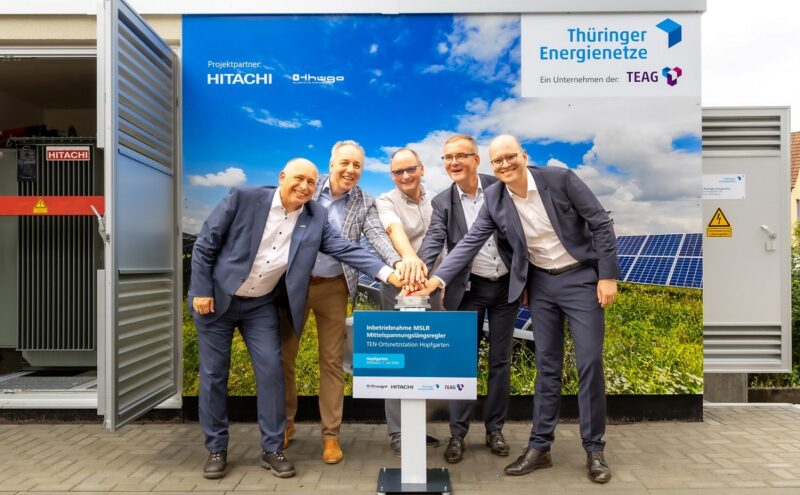Im Bild Offizielle bei der Inbetriebnahme des Mittelspannungslängsreglers in Hopfgarten bei Weimar, der mehr Photovoltaik-Strom in die Netze integrieren kann.