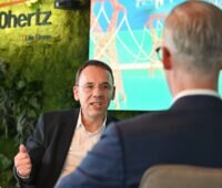 Dr. Dirk Biermann und im Vordergrund der Rücken von Ralf Petri, der 50Hertz-COO hält 40 Millionen Elektro-Pkw für möglich, wenn der Ausbau erneuerbarer Energien gelingt.