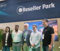 Jessica Zhang, Overseas Sales Managerin von Abok, auf der IFA in Berlin, wo sie Produkte für die mobile Stromversorgung wie faltbare Solarmodule und tragbare Batteriespeicher präsentierte.