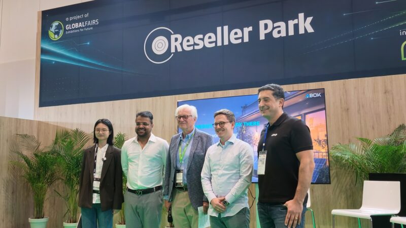 Jessica Zhang, Overseas Sales Managerin von Abok, auf der IFA in Berlin, wo sie Produkte für die mobile Stromversorgung wie faltbare Solarmodule und tragbare Batteriespeicher präsentierte.
