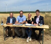 Im Bild Offizielle auf einem Acker in Armsheim / Wörrstadt. Hier soll die Agri-PV-Anlage von Ylektra entstehen.