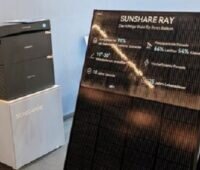 Batterie und Solarmodul auf einer Messe ausgestellt: Das neue Balkonkraftwerk mit Batteriespeicher von Sunshare.