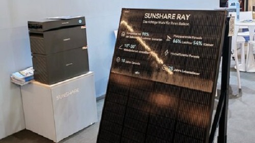 Batterie und Solarmodul auf einer Messe ausgestellt: Das neue Balkonkraftwerk mit Batteriespeicher von Sunshare.