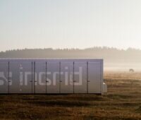 Ein Container auf der grünen Wiese mit der Aufschrift Ingrid, das schwedische Unternehmen entwickelt in Deutschland Batterie-Energiespeichersysteme gemeinsam mit Energiequelle.