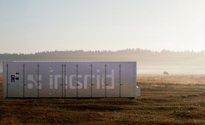 Ein Container auf der grünen Wiese mit der Aufschrift Ingrid, das schwedische Unternehmen entwickelt in Deutschland Batterie-Energiespeichersysteme gemeinsam mit Energiequelle.