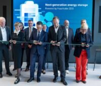 Offizielle bei der Einweihung des neuen Gebäudes des Fraunhofer ZESS in Braunschweig für die Batterieforschung.
