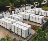 Container auf der Wiese, das ist der Batteriegroßspeicher der Deutschen Telekom in Bamberg.