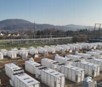 Container vor Hügellandschaft: Der Batterie-Großspeicher Alfeld, Baywa re übernimmt die Betriebsführung.