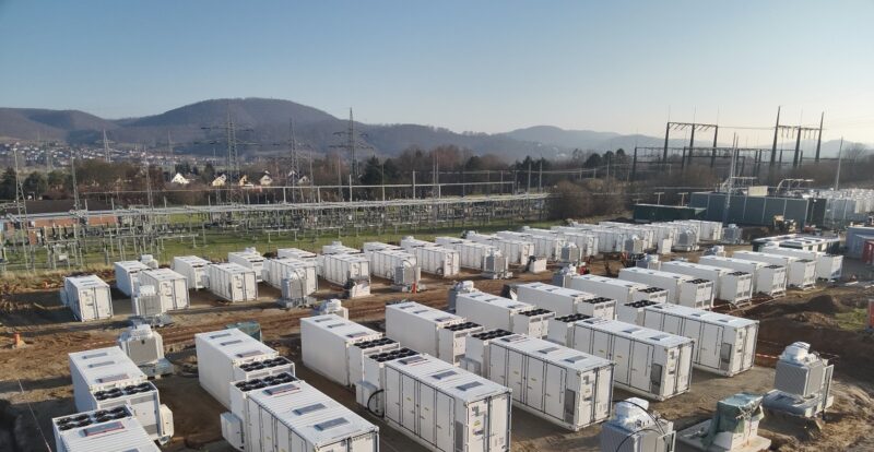 Container vor Hügellandschaft: Der Batterie-Großspeicher Alfeld, Baywa re übernimmt die Betriebsführung.