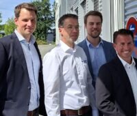 Vertreter von Hellwegwind, Benteler und NRW.Energy4Climate vor Ort am Benteler-Werk Lichtenau-Kleinenberg, das eine Direktbelieferung mit Grünstrom aus einem Windpark erhält.