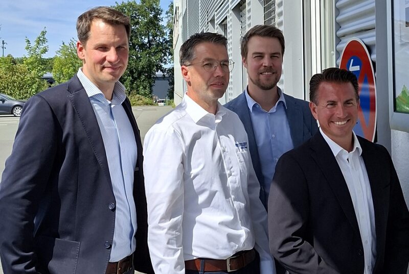 Vertreter von Hellwegwind, Benteler und NRW.Energy4Climate vor Ort am Benteler-Werk Lichtenau-Kleinenberg, das eine Direktbelieferung mit Grünstrom aus einem Windpark erhält.
