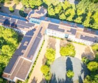 Luftaufnahme der Rudolf-Virchow-Oberschule in Marzahn mit der Photovoltaik-Anlage der Berliner Stadtwerke.