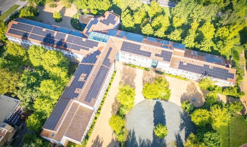 Luftaufnahme der Rudolf-Virchow-Oberschule in Marzahn mit der Photovoltaik-Anlage der Berliner Stadtwerke.
