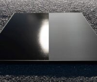 Im Bild zwei Solarmodule nebeneinander, eines ist das blendarme von Megasol, das andere ein konventionelles.