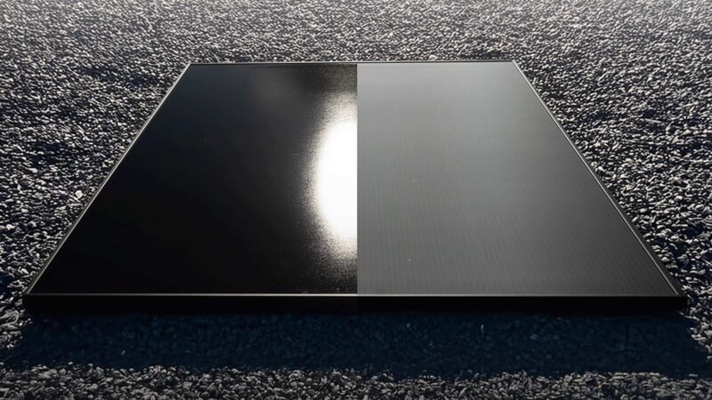 Im Bild zwei Solarmodule nebeneinander, eines ist das blendarme von Megasol, das andere ein konventionelles.