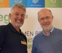 Franz Galler von der Bürgerenergie-Genossenschaft Egis eG mit dem neuen Mitglied Harald Lesch.
