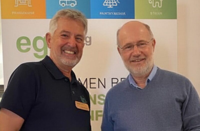 Franz Galler von der Bürgerenergie-Genossenschaft Egis eG mit dem neuen Mitglied Harald Lesch.