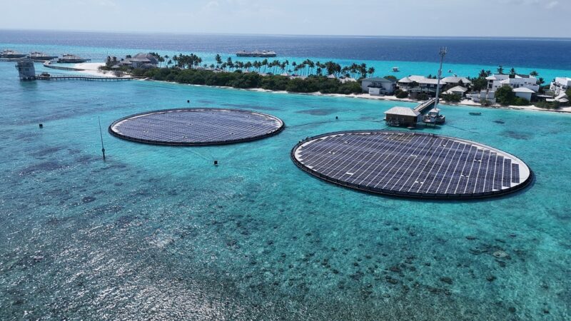 Zwei runde Floating-PV-Anlagen an einer Hotelanlage auf einer Pazifik-Insel, die Solarstrom für Elektroboote produziert.