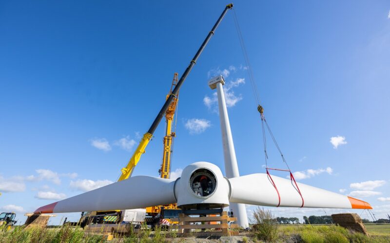 Montage der Rotorblätter zunächst am Rotorstern am Binden, das DLR betriebt Windenergie-Forschung im Forschungspark im niedersächsischen Krummendeich.