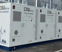 Drei große Batteriespeicher in einem Aufbau, im Bild der neue DSW-2,5-MWh-Skid.