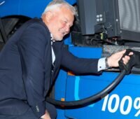 Im Bild Josef Schrädler, Direktor der Bayerischen Staatsbrauerei Weihenstephan, der einen Elektro-Lkw an die neuen Solarstrom-Schnellladestationen anschließt.