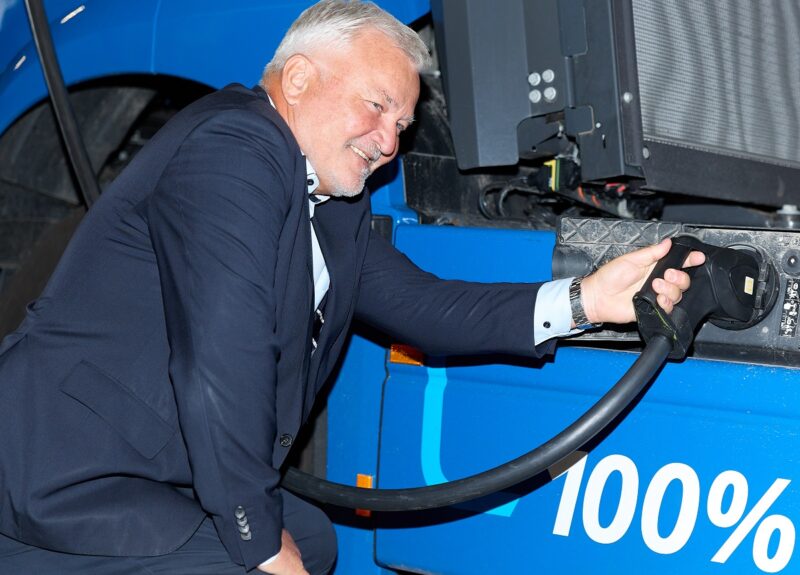 Im Bild Josef Schrädler, Direktor der Bayerischen Staatsbrauerei Weihenstephan, der einen Elektro-Lkw an die neuen Solarstrom-Schnellladestationen anschließt.