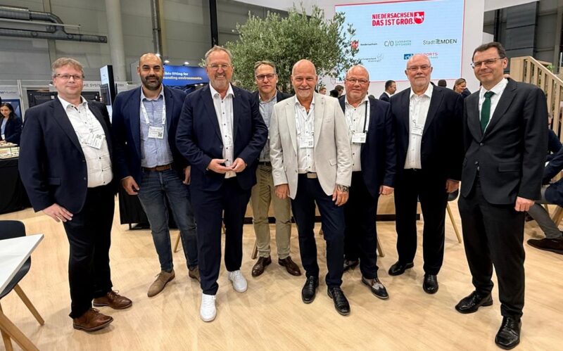 Offizielle auf der Messe WindEnergy Hamburg feiern die Ansiedlung des amerikanischen Unternehmens Unimacts im Deutschen Offshore-Industrie Zentrum (DOIZ).