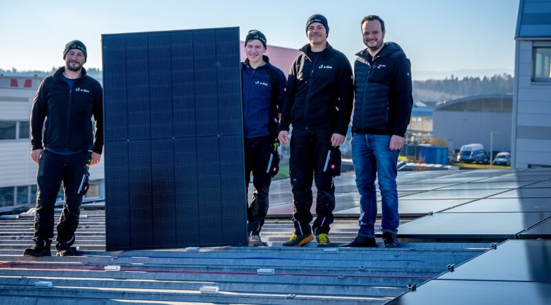 Im Bild das Montageteam von E-Lion, der Photovoltaik-Betrieb nutzt den Solarrechner Solarmaker als Vertriebsinstrument.