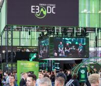 Messestand von E3/DC, der Speicherhersteller ist auf der Messe EES Europe / Intersolar 2026 vertreten.