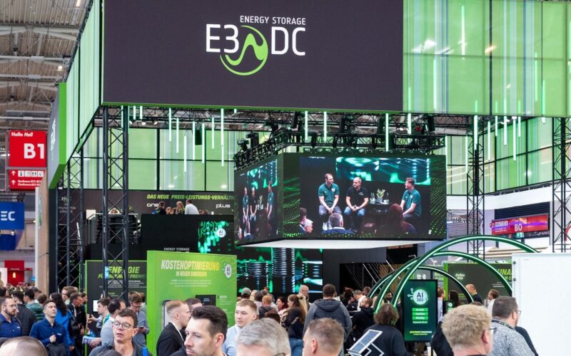 Messestand von E3/DC, der Speicherhersteller ist auf der Messe EES Europe / Intersolar 2026 vertreten.