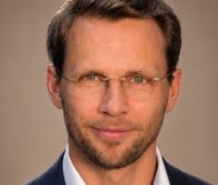 Im Bild Moritz Vaillant, Produktstratege Smart Mobility bei Porsche, der den neuen VDE ETG Fachbereich A3 Elektromobilität im Energiesystem leitet.