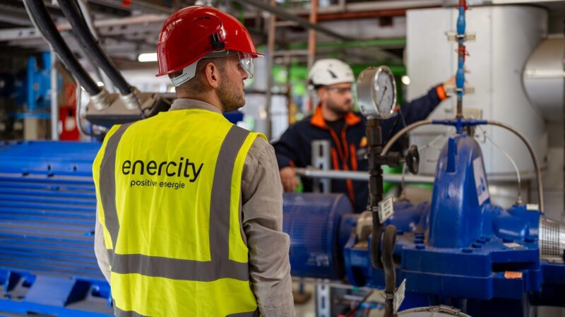 Ein Mann mit gelber Enercity-Weste vor Maschine, der Bau der Dampfturbinenumfahrung in der Müllverbrennungsanlage soll mehr Fernwärme für Hannover liefern.