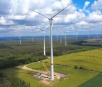 Windenergieanlagen von Energiequelle, der Projektierer für Windenergie und Photovoltaik verkauft seine Tochter in Frankreich