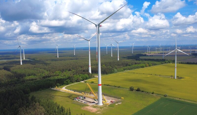 Windenergieanlagen von Energiequelle, der Projektierer für Windenergie und Photovoltaik verkauft seine Tochter in Frankreich