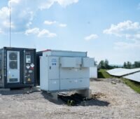 Batteriespeicher-Container neben Photovoltaik-Modulen: Der Photovoltaik-Graustrom-Speicher von Cell Mind, den Suena Energy über eine flexible Netzanschlussvereinbarung vermarktet.