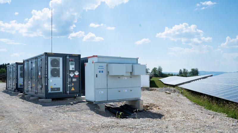 Batteriespeicher-Container neben Photovoltaik-Modulen: Der Photovoltaik-Graustrom-Speicher von Cell Mind, den Suena Energy über eine flexible Netzanschlussvereinbarung vermarktet.