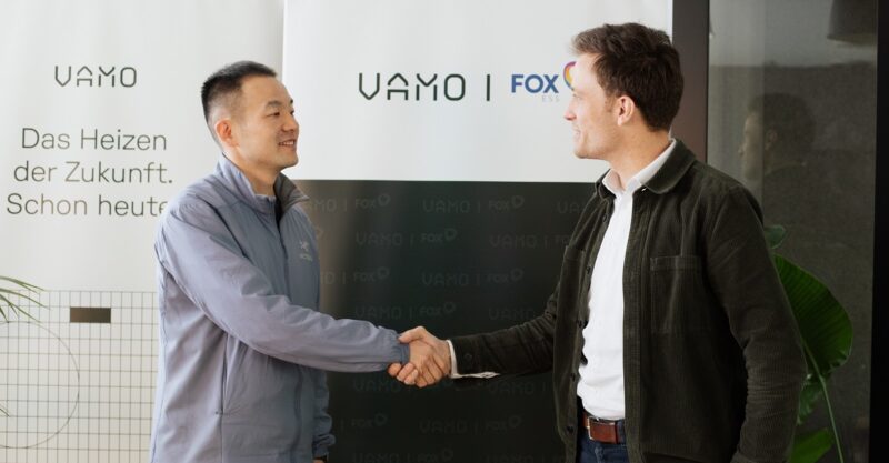 Im Bild Lyren Liu (CCO von Fox ESS) und Dr. Jan Ossenbrink (Gründer und CEO von Vamo), vamo vertreibt die Fox-ESS-Wärmepumpe.