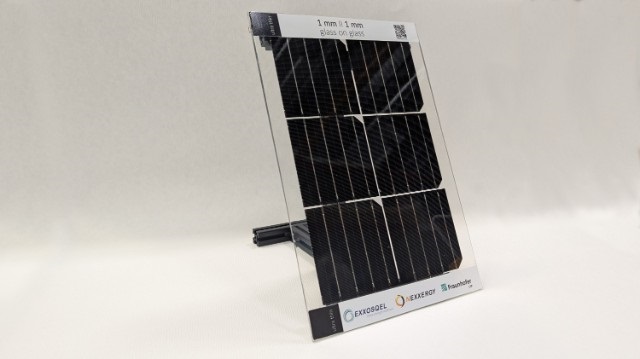 Im Bild ein ultradünnes Glas-Glas-Photovoltaik-Modul, das Fraunhofer CSP und Exxosqel entwickeln.