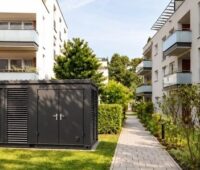 Ein Container in einem Wohnquartier, der GEP-Precube ist eine modular aufgebaute Wärmepumpenzentrale für größere Gebäude.