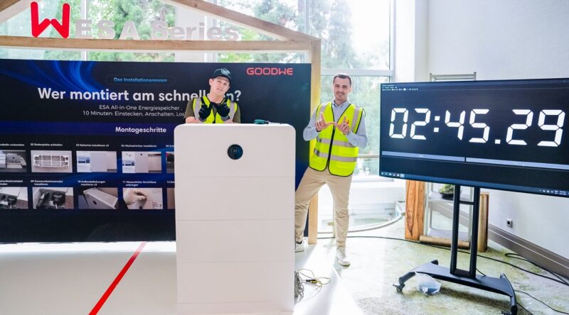 Zwei Installateure mit einem ESA Batteriespeicher von Goodwe.