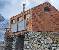 Das Sanitärhäuschen der Neuen Prager Hütte des Deutschen Alpenvereins hat eine solare Lüftung mit zwei Twinsolar-Solarthermie-Luftkollektoren von Grammer Solar.