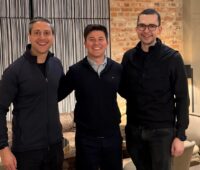 Im Bild Firmenvertreter von Terralayr und Big Battery Deutschland, mit der Übernahme soll der wachsende Bedarf für Batterie-Großspeicher in Deutschland gedeckt werden.